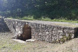 ISTRA, TINJAN - građevinsko zemljište, zadnje u građevinskoj zoni, Tinjan, Zemljište