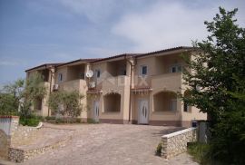 OTOK KRK, BAŠKA - 4 kuće sa 8 apartmana i bazenom, Baška, House