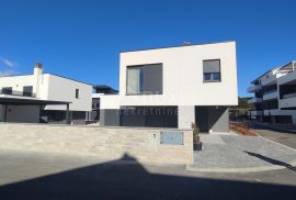 ISTRA, BANJOLE - Moderna vila u privatnom naselju s pogledom na more, Medulin, Haus
