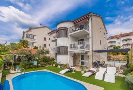 OTOK KRK, MALINSKA - apartmanska kuća s dva bazena i pogledom na more, Malinska-Dubašnica, House