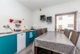 OTOK KRK, MALINSKA - apartmanska kuća s dva bazena i pogledom na more, Malinska-Dubašnica, House