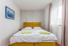 OTOK KRK, MALINSKA - apartmanska kuća s dva bazena i pogledom na more, Malinska-Dubašnica, House