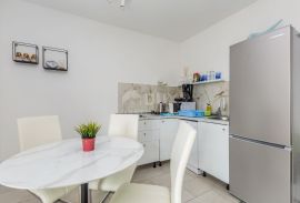 OTOK KRK, MALINSKA - apartmanska kuća s dva bazena i pogledom na more, Malinska-Dubašnica, Casa