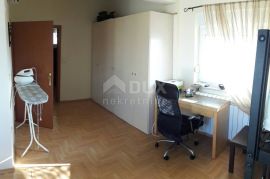 ISTRA - MEDULIN, kuća s više apartmana i bazenom 300 m od mora, Medulin, House