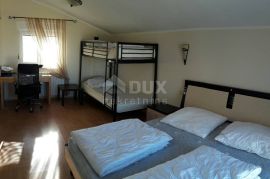 ISTRA - MEDULIN, kuća s više apartmana i bazenom 300 m od mora, Medulin, Дом