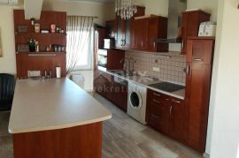 ISTRA - MEDULIN, kuća s više apartmana i bazenom 300 m od mora, Medulin, Ev