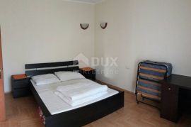 ISTRA - MEDULIN, kuća s više apartmana i bazenom 300 m od mora, Medulin, House