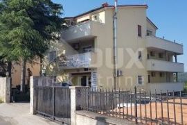 ISTRA - MEDULIN, kuća s više apartmana i bazenom 300 m od mora, Medulin, Maison