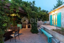 OTOK KRK, unutrašnjost otoka - kamena kuća s bazenom i velikom okućnicom, Dobrinj, Famiglia