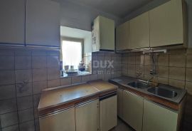 OTOK KRK, MALINSKA – Stara kamena kuća s okućnicom, Malinska-Dubašnica, House