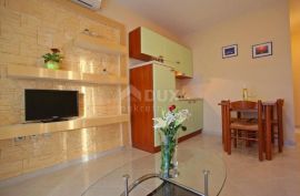 ZADAR, SUKOŠAN - Apartmanska kuća 150m od mora, Sukošan, House