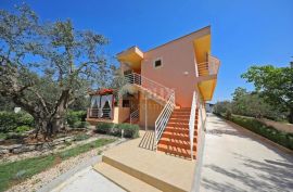 ZADAR, SUKOŠAN - Apartmanska kuća 150m od mora, Sukošan, House