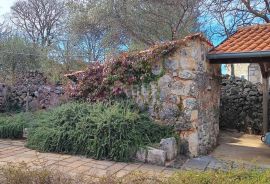 OTOK KRK, okolica Malinske - Renovirana autohtona kamena kuća s pogledom na more, Malinska-Dubašnica, Дом