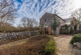 OTOK KRK, okolica Malinske - Renovirana autohtona kamena kuća s pogledom na more, Malinska-Dubašnica, Ev
