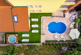 OPATIJA, BREGI - Vila novogradnja u mediteranskom stilu s dvije stambene jedinice, bazenom, gostinjskom kućom, tavernom i dječjim igralištem, Matulji, Kuća