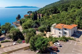 OPATIJA, LOVRAN - Vila s bazenom 1. RED DO MORA!!, Lovran, Haus