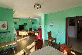 ISTRA, POREČ - Apartmanska kuća s pet stambenih jedinica i s puno potencijala, Poreč, House