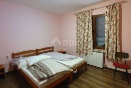 ISTRA, POREČ - Apartmanska kuća s pet stambenih jedinica i s puno potencijala, Poreč, Haus