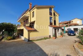 ISTRA, POREČ - Apartmanska kuća s pet stambenih jedinica i s puno potencijala, Poreč, House