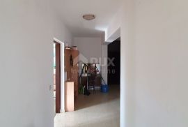 ISTRA, POREČ - Apartmanska kuća s pet stambenih jedinica i s puno potencijala, Poreč, Maison