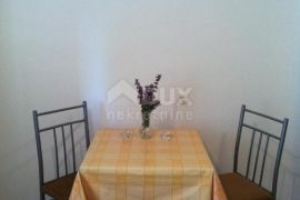 NOVI VINODOLSKI - kuća, okućnica, parking, apartmani!!!, Novi Vinodolski, House