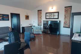 OPATIJA, VEPRINAC - vila 1000m2 s pogledom na more, 6 apartmana i bazenom + okoliš 1000m2, Opatija - Okolica, Haus