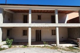 ISTRA, LABIN - Kuća s potencijalom, započeta adaptacijom, Labin, House