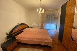 MATULJI - kuća, 3 stana, 397,18 m2, 906 m2 okućnice, ODLIČAN POTENCIJAL, PARKING!!!, Matulji, Casa