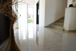 ISTRA, MEDULIN Apartmanska kuća u Pješčanoj uvali - 400 m OD MORA!!, Medulin, Famiglia