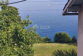 OPATIJA, MEDVEJA - kuća 85m2 + okoliš 280m2 - 1. RED DO MORA!, Lovran, Σπίτι