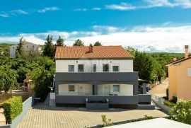 OTOK KRK - Dvojna kuća s bazenom 100 metara od mora!, Dobrinj, Casa