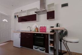 ISTRA, ROVINJ Apartmanska kuća na samo 40m od mora!, Rovinj, Дом