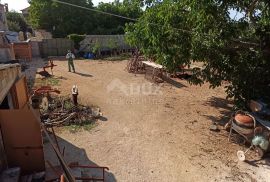 ISTRA, MATOHANCI- Istarska kuća za renovaciju s velikim dvorištem, Kanfanar, House