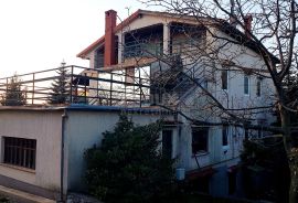GROBNIK, ČAVLE - Samostojeća kuća sa 4 stana,Gostinjska kuća,velika okućnica sa bazenom, Čavle, Casa