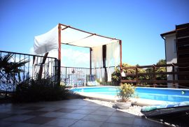 LOVRAN - dvoetažni stan u prekrasnoj dvojnoj kući s bazenom i panoramskim pogledom na more, Lovran, Apartamento