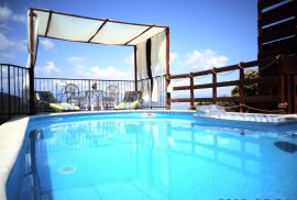 LOVRAN - dvoetažni stan u prekrasnoj dvojnoj kući s bazenom i panoramskim pogledom na more, Lovran, Flat