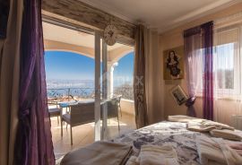 LOVRAN - dvoetažni stan u prekrasnoj dvojnoj kući s bazenom i panoramskim pogledom na more, Lovran, Appartment