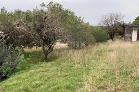 RAB, BANJOL- građevinski teren 1088m2 za stambenu zgradu – stanove / apartmane  / obiteljsku kuću / villu / za kuće za iznajmljivanje sa bazenom / kuću za odmor sa bazenom, Rab, Terreno