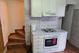 KRK, OMIŠALJ CENTAR - NOVO ADAPTIRANA KUĆA U STAROM GRADU + DVORIŠTE!!! PRILIKA!!!, Omišalj, House