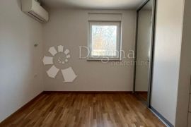 NOVOGRADNJA U NJIVICAMA S PREDIVNIM POGLEDOM NA MORE, Omišalj, Flat