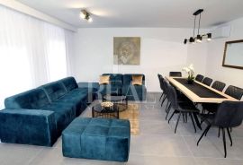 Kuća sa dva stana 180 m2,bazen velika okućnica, pogled na more, Rijeka, Casa