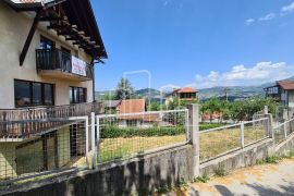 Kuća prodaja 500m2 Ul.Trebevićka prizemlje poslovni i 3 sprata stambena, 3 ulaza, plac 412m2, Novo Sarajevo, Famiglia