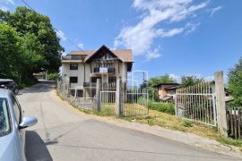 Kuća prodaja 500m2 Ul.Trebevićka prizemlje poslovni i 3 sprata stambena, 3 ulaza, plac 412m2, Novo Sarajevo, بيت