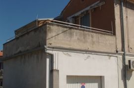 Komforan stan +poslovni prostor na 300 m od Arene, Pula, Istra, Pula, Flat