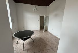 Komforan stan +poslovni prostor na 300 m od Arene, Pula, Istra, Pula, Apartamento