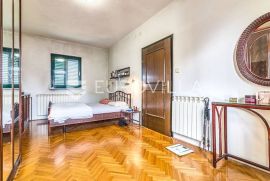 Vrhovec, obiteljska kuća BRP 355 m2 s prekrasnim pogledom na zelenilo, Zagreb, House