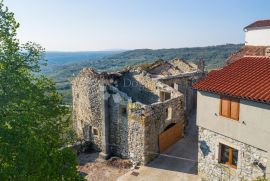 TRI KUĆE U STAROGRADSKOJ JEZGRI S POGLEDOM!, Pićan, Casa