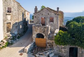 Tri kuće za adaptaciju sa predivnim pogledom, Pićan, Istra, Pićan, Haus