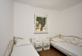 Pirovac - Stan s dvije spavaće sobe u prizemlju s vrtom, 150 m od plaže, Pirovac, Appartment