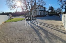 Istra-Hrboki moderna villa u zelenilu na zemljištu od 2000m2!, Barban, Famiglia
